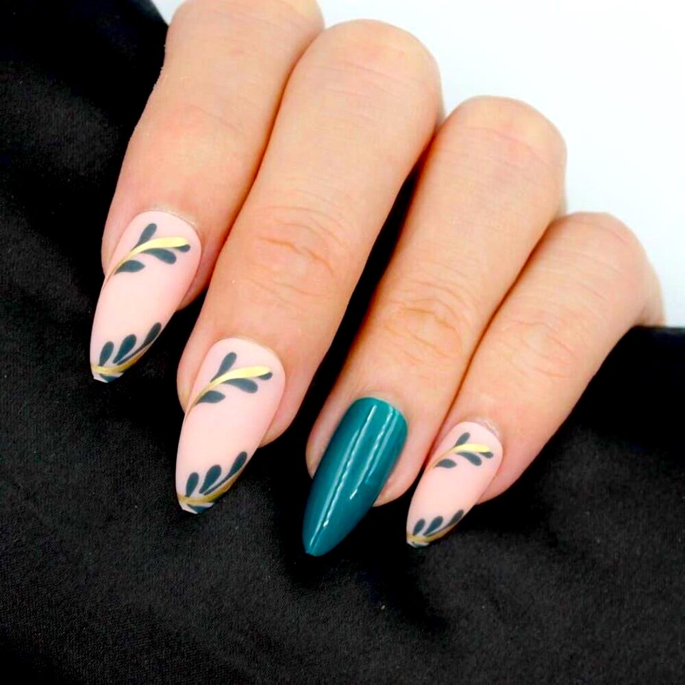 Wintergreen and cream Press-On Nails Floral Design